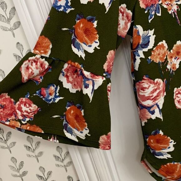 Green Envelope Women's Green Floral 3/4 Bell Sleeve Blouse Size 2X - Picture 2 of 6